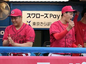 ヤクルト対広島　ヤクルトに勝利しガッツポーズを決める広島岡本駿(右)(撮影･たえ見朱実)