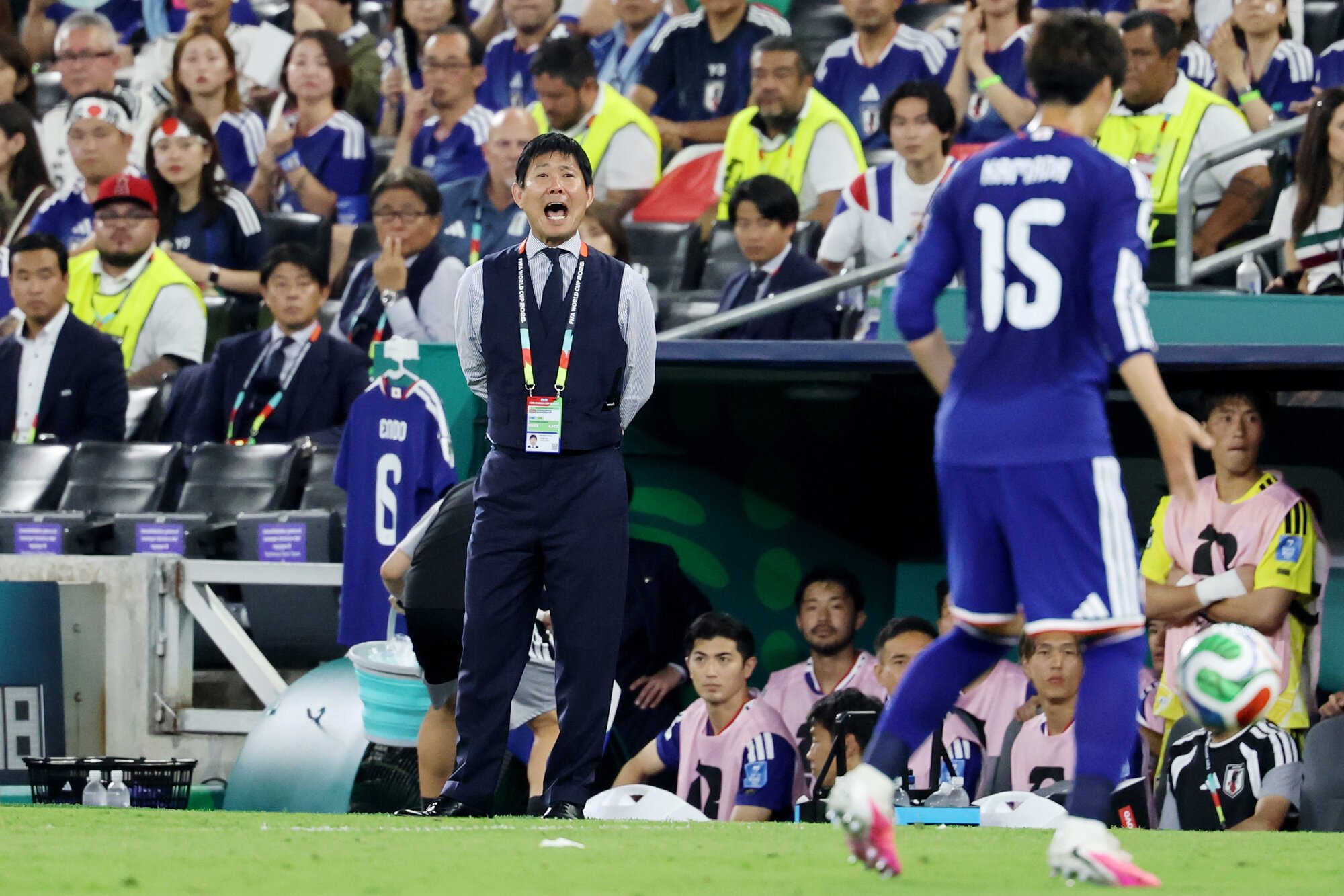 サッカーワールドカップ北中米大会　グループリーグF組　チュニジア―日本　前半、指示を出す森保一監督=内田光撮影