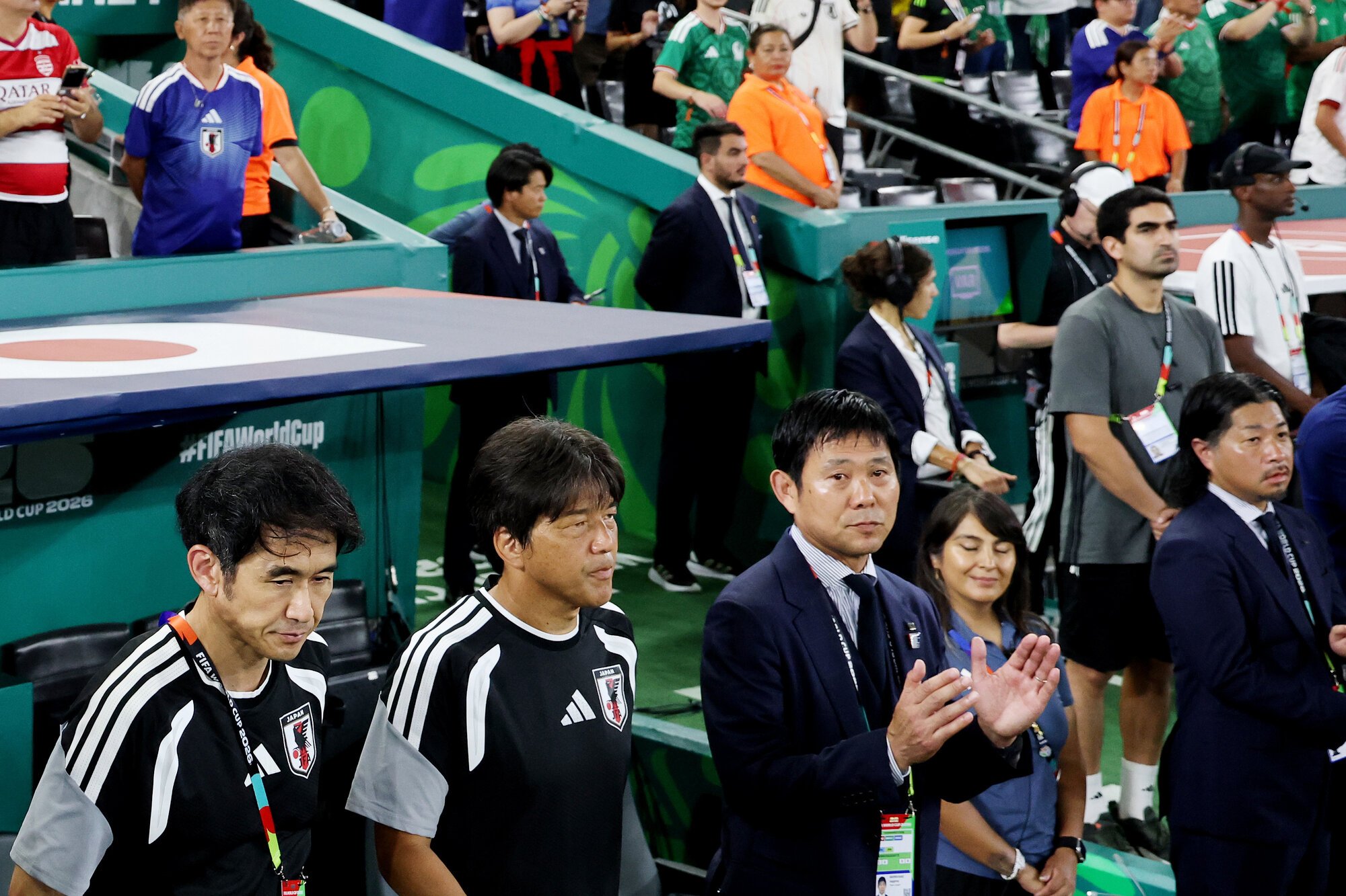 サッカーワールドカップ北中米大会　グループリーグF組　チュニジア―日本　試合前、国歌斉唱を終えて拍手する森保一監督(中央右)=内田光撮影