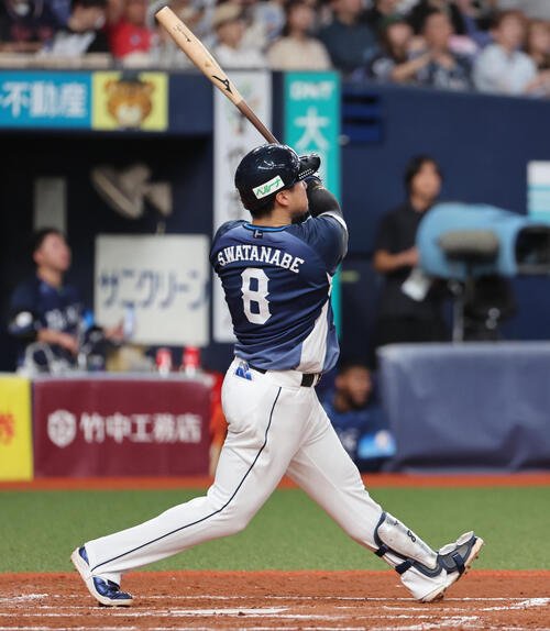 オリックス対西武　4回表西武2死一、二塁、渡部聖弥は本塁打を放つ(撮影･西尾就之)