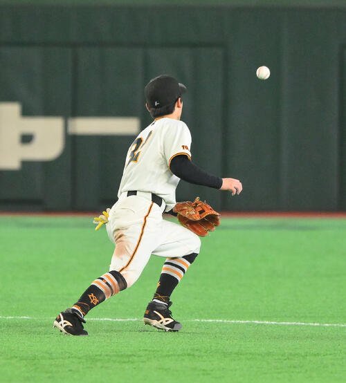 巨人対中日　8回表中日無死一塁、二塁手浦田俊輔は鵜飼航丞の打球をファンブルする(撮影･滝沢徹郎)