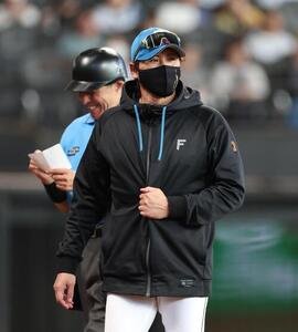 日本ハム対ソフトバンク　選手交代を告げる新庄剛志監督(撮影･黒川智章)