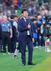 日本対チュニジア　試合前、ピッチを見つめる森保一監督(撮影･足立雅史)