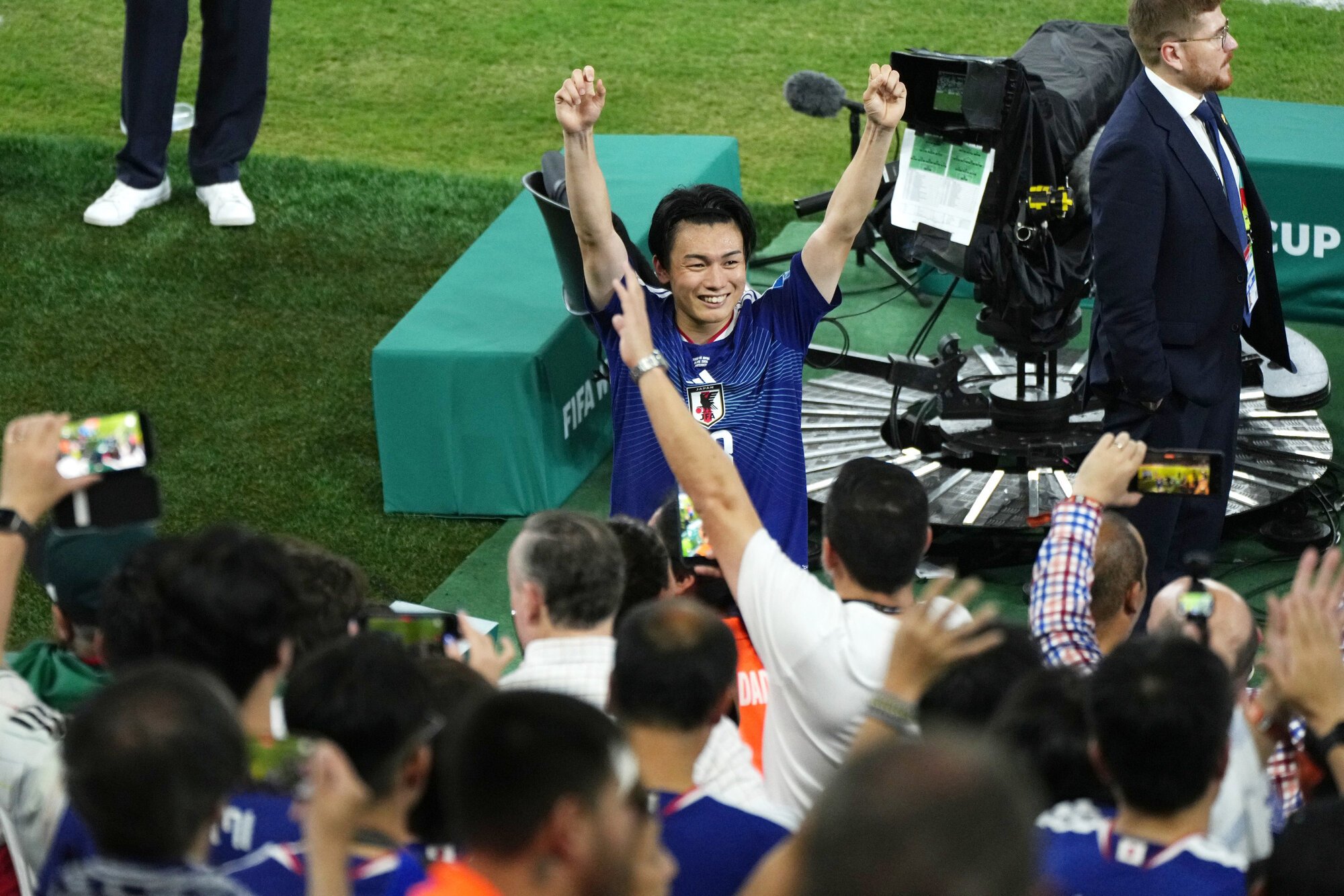 サッカーワールドカップ北中米大会　グループリーグF組　チュニジア―日本　試合後、観客席に向かってガッツポーズする上田綺世=西岡臣撮影