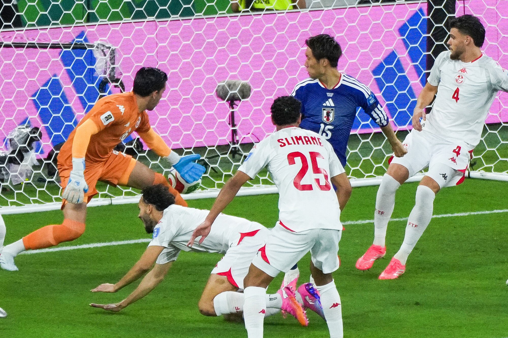 サッカーワールドカップ北中米大会　グループリーグF組　チュニジア―日本　前半、先制ゴールを決める鎌田大地⑮=西岡臣撮影