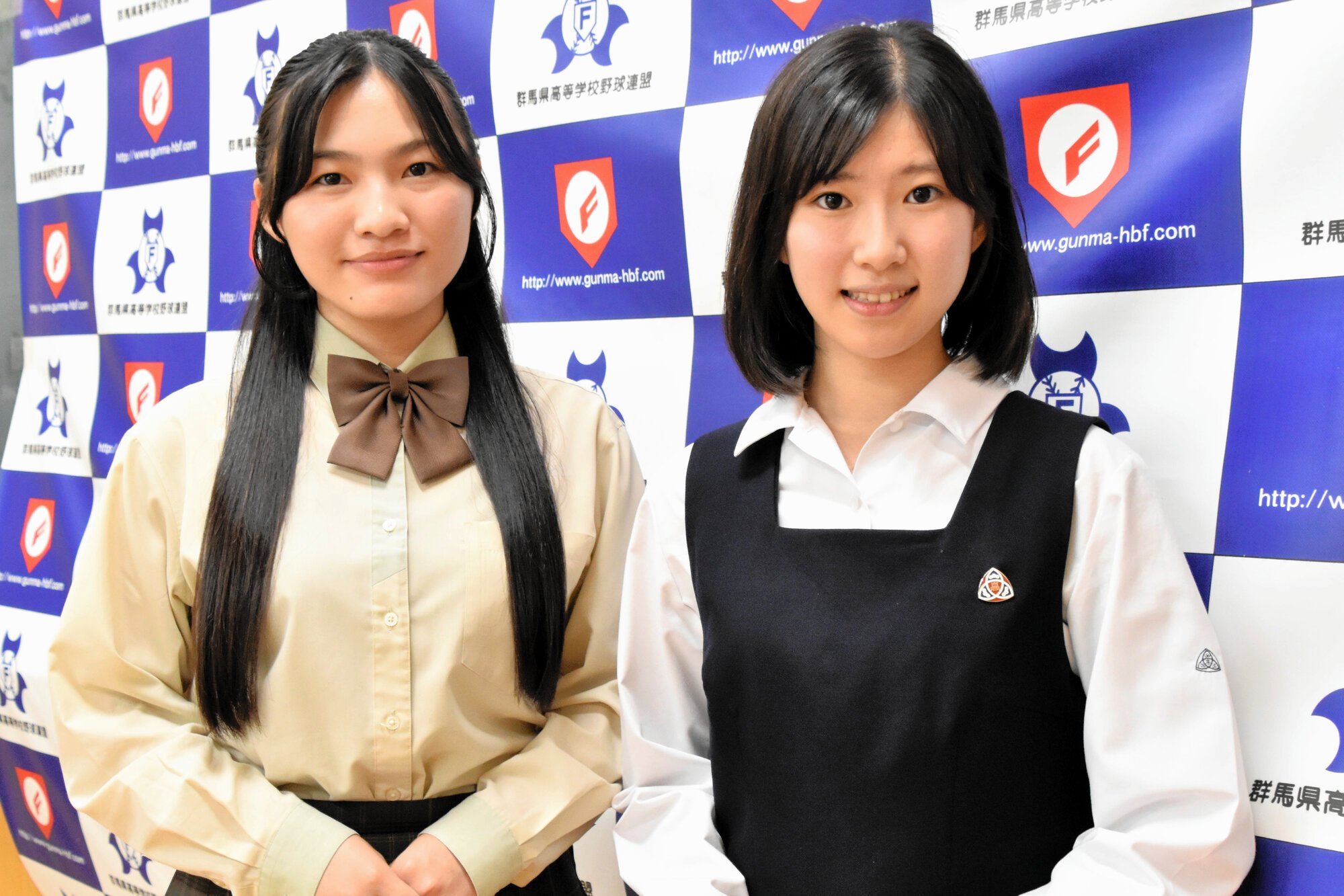 第108回全国高校野球選手権群馬大会開会式の独唱者に決まった新井羽音さん(左)と工藤小夏さん=2026年6月21日午後1時3分、前橋市石関町、星井麻紀撮影