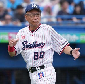ヤクルト対広島　8回表、投手の交代を告げベンチに戻るヤクルト池山隆寛監督(撮影･たえ見朱実)