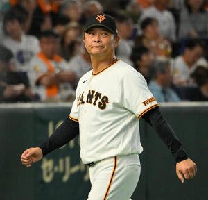 巨人対中日　交代を伝える巨人橋上秀樹監督代行(撮影･滝沢徹郎)