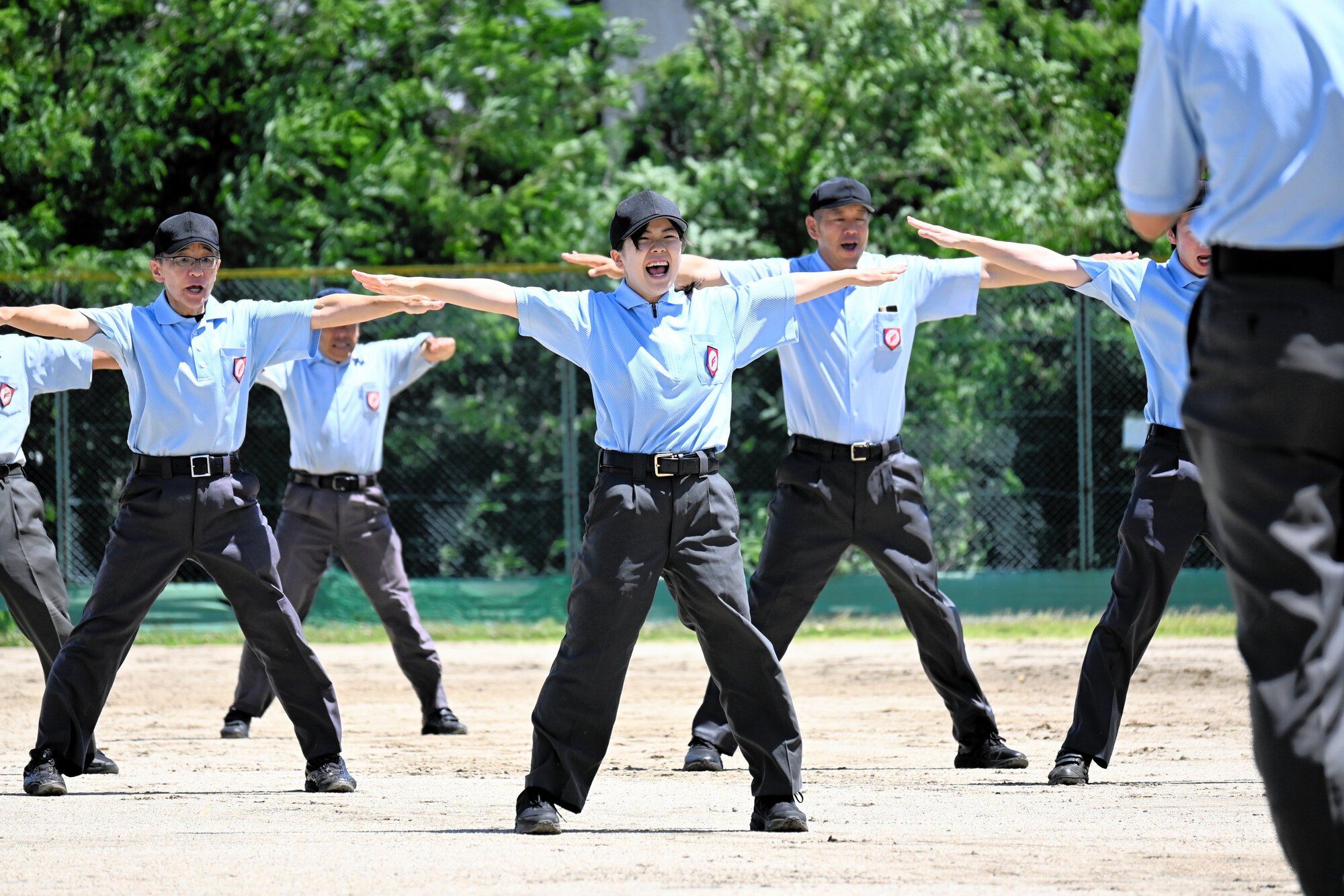 声を張り上げる審判ら=2026年6月21日午前10時55分、大和郡山市、稲葉有紗撮影