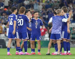 日本対チュニジア　快勝し、タッチを交わす長友佑都(中央)ら(撮影･足立雅史)
