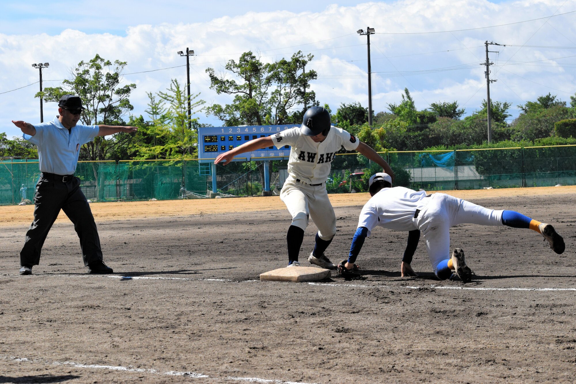 高校球児たちの練習試合を通して判定技術を磨く審判委員=2026年6月21日午前9時13分、徳島市応神町中原、杉山匡史撮影