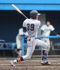 5回裏B組無死一塁、立命大･西野啓也は左前安打を放つ(撮影･柴田隆二)