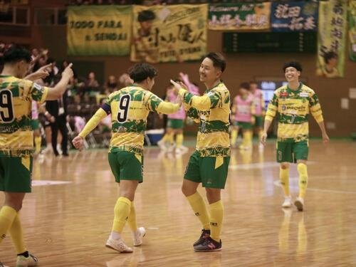 仙台対新居浜　追加点に喜ぶ仙台の選手たち(撮影･高橋香奈)