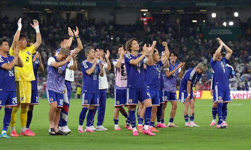 日本対チュニジア　チュニジアに快勝し、スタンドの声援に応える板倉滉(中央)ら(撮影･足立雅史)