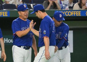 巨人対中日　試合後、中日井上一樹監督(左)は阿部寿樹(中央)とタッチを交わす(撮影･滝沢徹郎)
