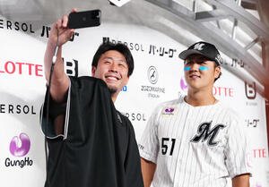 ロッテ対楽天　ヒーローインタビューを終え自撮りするロッテ山口航輝(右)と八木彬(撮影･鈴木みどり)