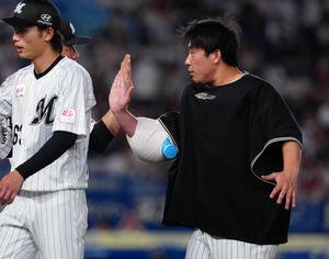 ロッテ対楽天　勝利投手のロッテ八木彬(右)はサブロー監督とタッチを交わす(撮影･鈴木みどり)