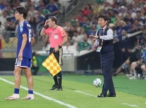 日本対チュニジア　前半、選手に指示を送る森保一監督(右)(撮影･足立雅史)