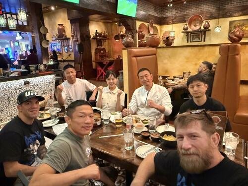 UFCファイトナイト･ラスベガス119大会でマネル･ケイプと対戦後、スポンサーらと食事会を行った堀口恭司(前列中央)ら
