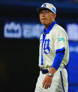 DeNA対阪神　7回、交代を告げるDeNA相川亮二監督(撮影･垰建太)