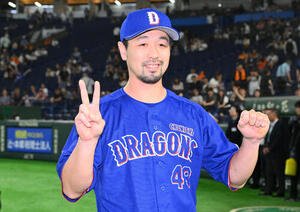 巨人対中日　ヒーローインタビューを終え記念撮影する中日阿部寿樹(撮影･滝沢徹郎)
