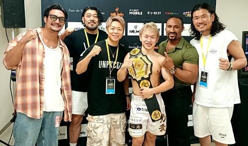 武尊氏(左から3人目)や松倉信太郎(左端)、渡辺雅和トレーナー(右端)らと勝利をよろこぶ晃貴(右から3人目)