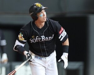 四回表ソフトバンク無死、本塁打を放つ栗原＝日刊スポーツ