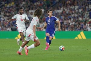 日本対チュニジア　後半、ボールを回す板倉滉(撮影･足立雅史)