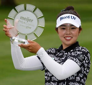 メイヤー･クラシック最終日、優勝してトロフィーを手にする山下美夢有(AP)