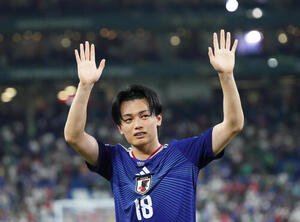 日本対チュニジア　試合後、スタンドの声援に応える上田綺世(撮影･足立雅史)