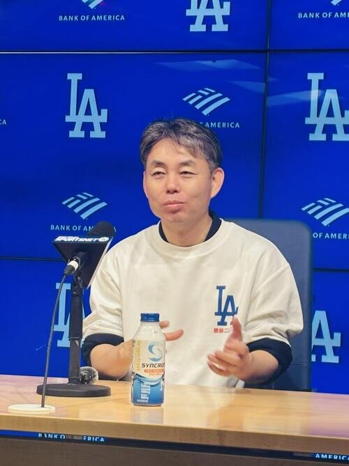 クリアバッグとTシャツを配布するイベント前に、取材に応じた柳井康治氏
