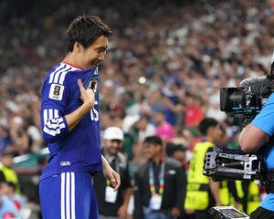 日本対チュニジア　前半、先制ゴールを決め、ユニホームをアピールする鎌田大地(撮影･足立雅史)