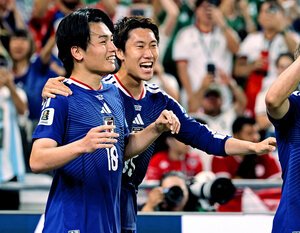 サッカーワールドカップ北中米大会、グループリーグF組のチュニジア―日本戦。前半、チーム2点目となるゴールを決めて鎌田大地(中央)と喜び合う上田綺世=内田光撮影