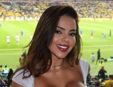 コロンビアの1次リーグ初戦となるウズベキスタン戦を大胆な衣装で応援した同国インフルエンサーのエブリー･カルデナス(カルデナス公式インスタグラムから)