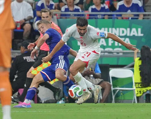 日本対チュニジア　後半、競り合う堂安律(左)(撮影･足立雅史)