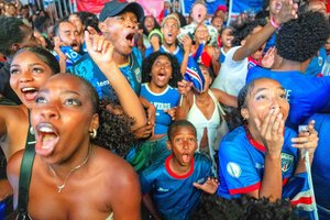サッカーワールドカップ(W杯)北中米大会に初出場したカボベルデ。首都プライア中心部に設置されたパブリックビューイング会場で、カボベルデが同点となる2点目のゴールを挙げ、喜びを爆発させるサポーターたち=2026年6月21日、今泉奏撮影
