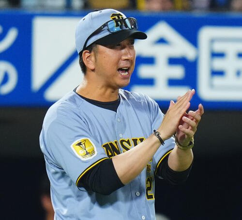 DeNAに勝利し、手をたたきナインを出迎える阪神藤川監督(2026年6月21日撮影)