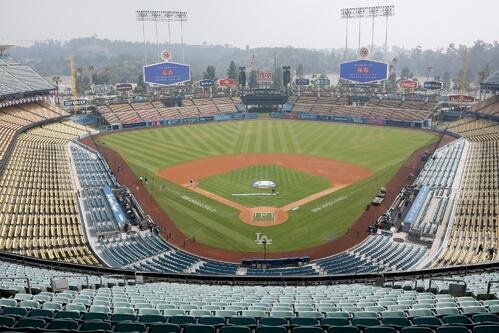 ロサンゼルスの倉庫火災による煙のため、ドジャースタジアムはもやに覆われた(AP)