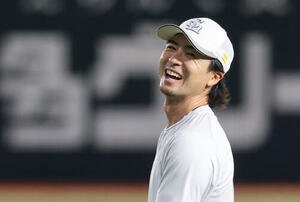 練習の合間に笑顔を見せるソフトバンク上沢直之(撮影･梅根麻紀)