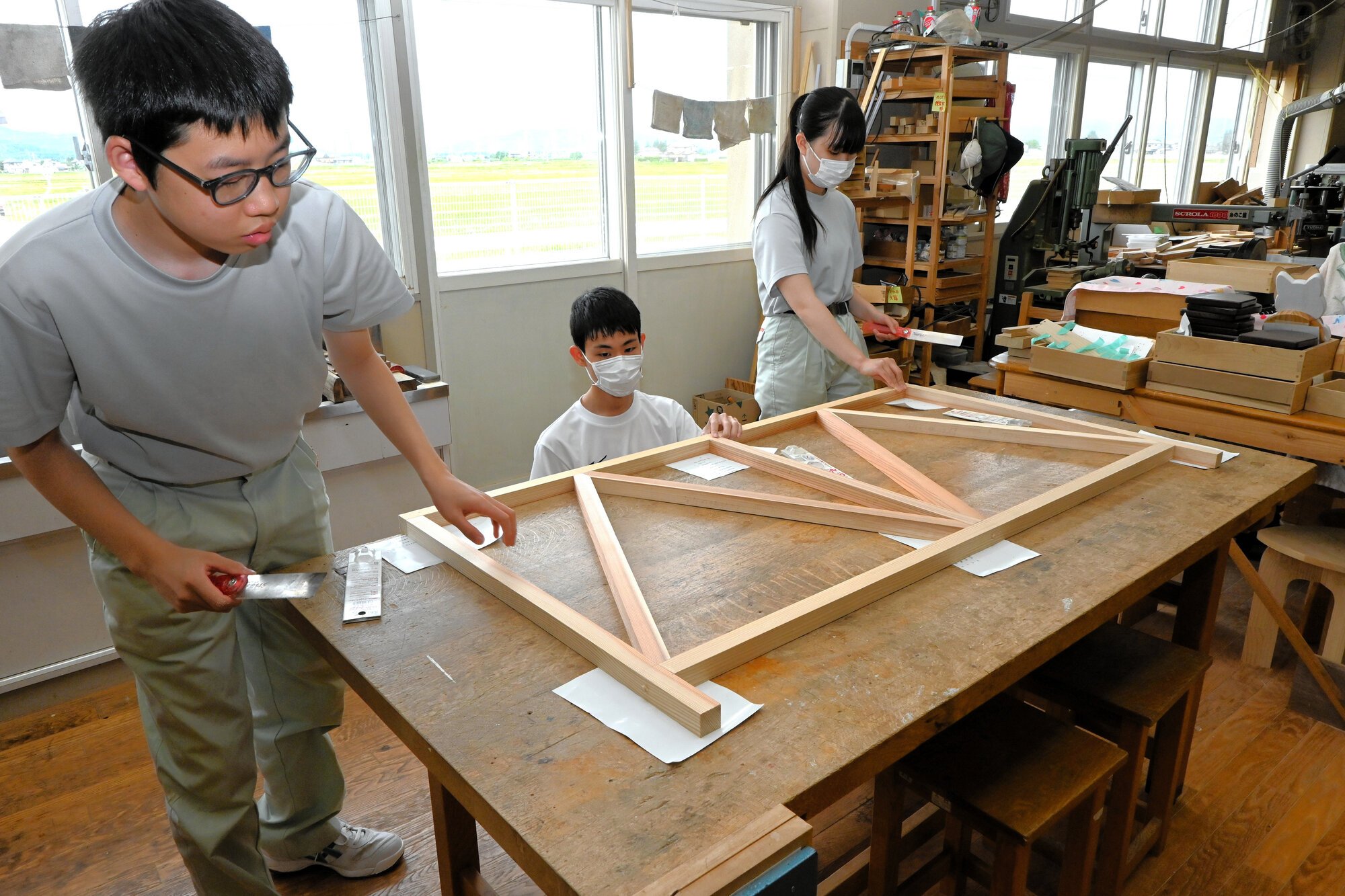 新たに高校野球岩手大会の看板を制作する県立盛岡峰南高等支援学校の生徒たち=2026年6月12日、盛岡市、坂田達郎撮影