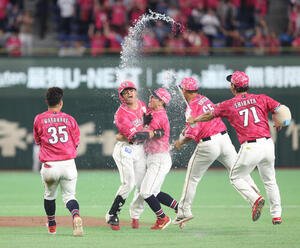 楽天対西武　延長12回裏、左前にサヨナラ適時打を放ち、チームメートから手洗い祝福を受ける黒川史陽(中央)(撮影･河田真司)
