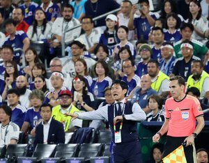 チュニジア―日本　前半、指示を出す森保一監督(中央)。スタンドは青い日本代表のユニホーム姿の観客が目立った＝内田光撮影