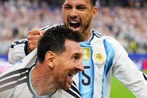 アルゼンチン対オーストリア　後半2点目のゴールを決め、走り出すアルゼンチンのメッシ(AP)