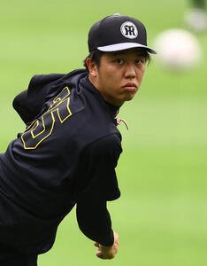 キャッチボールをする才木浩人(撮影･上田博志)