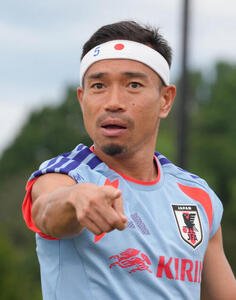 練習中、声を出す長友佑都(撮影･足立雅史)