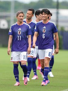 集合写真撮影に臨む前田大然(左)と町野修斗(撮影･足立雅史)