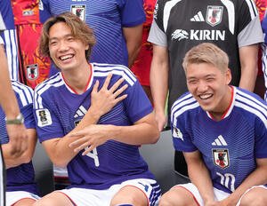 集合写真撮影を前に笑顔を見せる板倉滉(左)と堂安律(撮影･足立雅史)