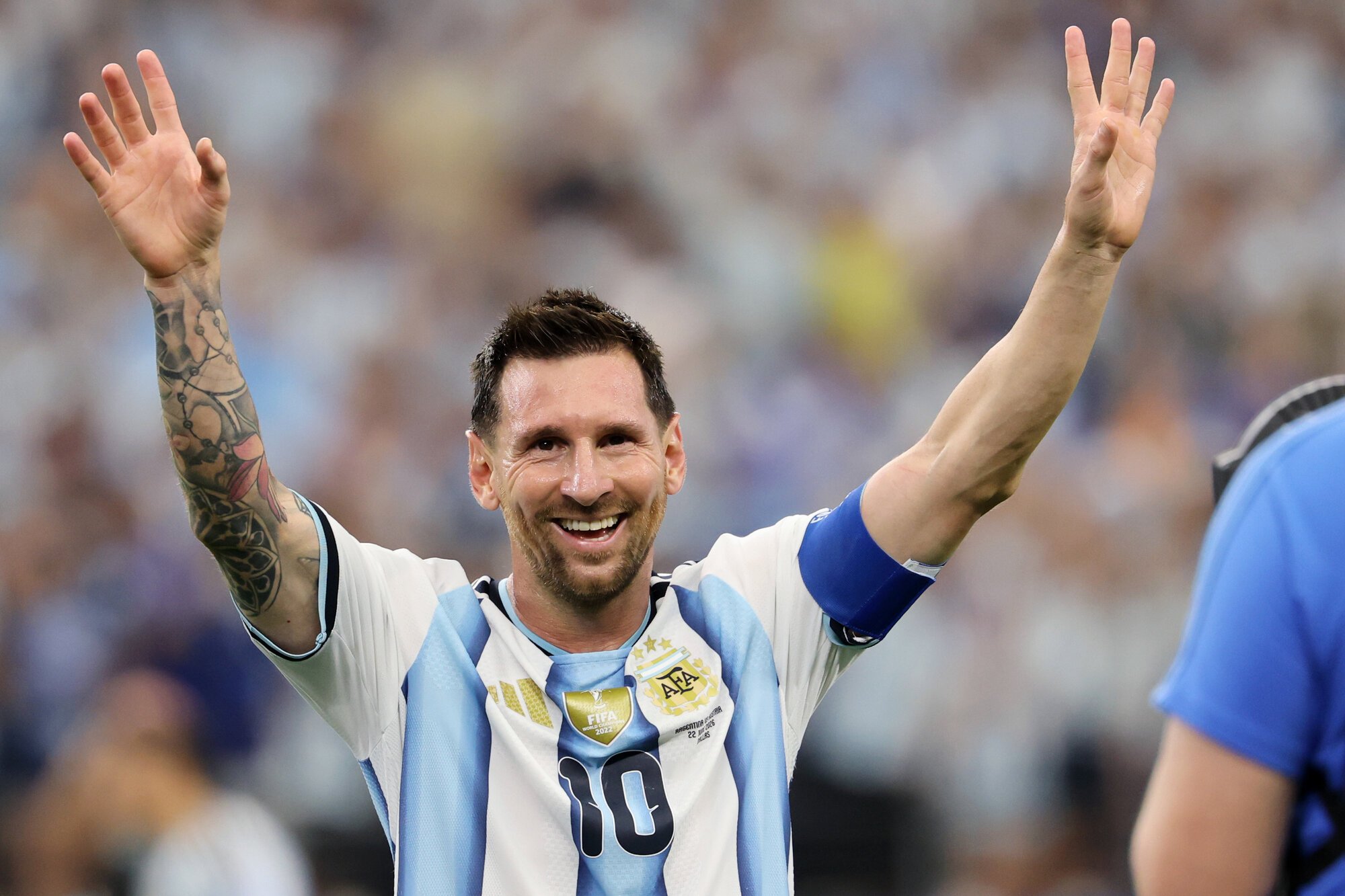 サッカーワールドカップ(W杯)北中米大会　グループリーグJ組　アルゼンチン―オーストリア　試合後、観客の声援に応えるアルゼンチンのリオネル･メッシ=内田光撮影