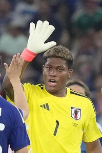 チュニジア戦に快勝し、タッチを交わすGK鈴木彩艶(2026年6月20日撮影)