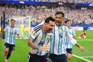 オーストリア戦で2点目を決めて喜ぶメッシ(AP)